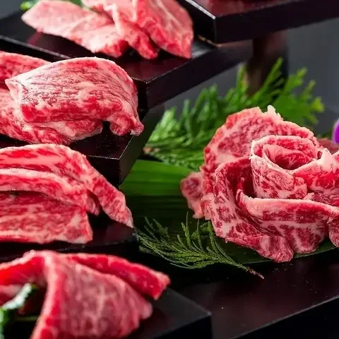 頂 新橋店の焼肉用の肉盛り合わせ